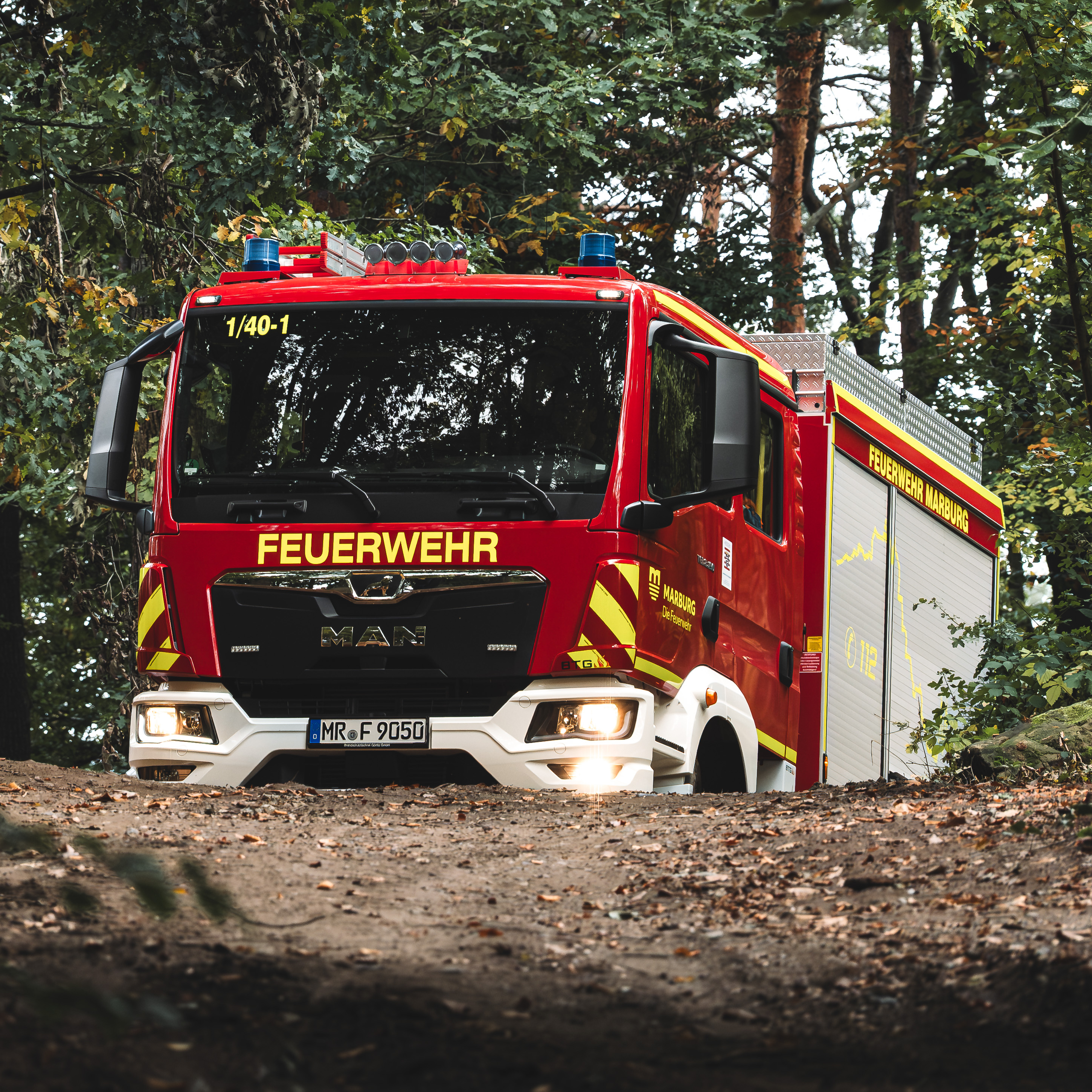 Löschfahrzeug der Feuerwehr im Wald
