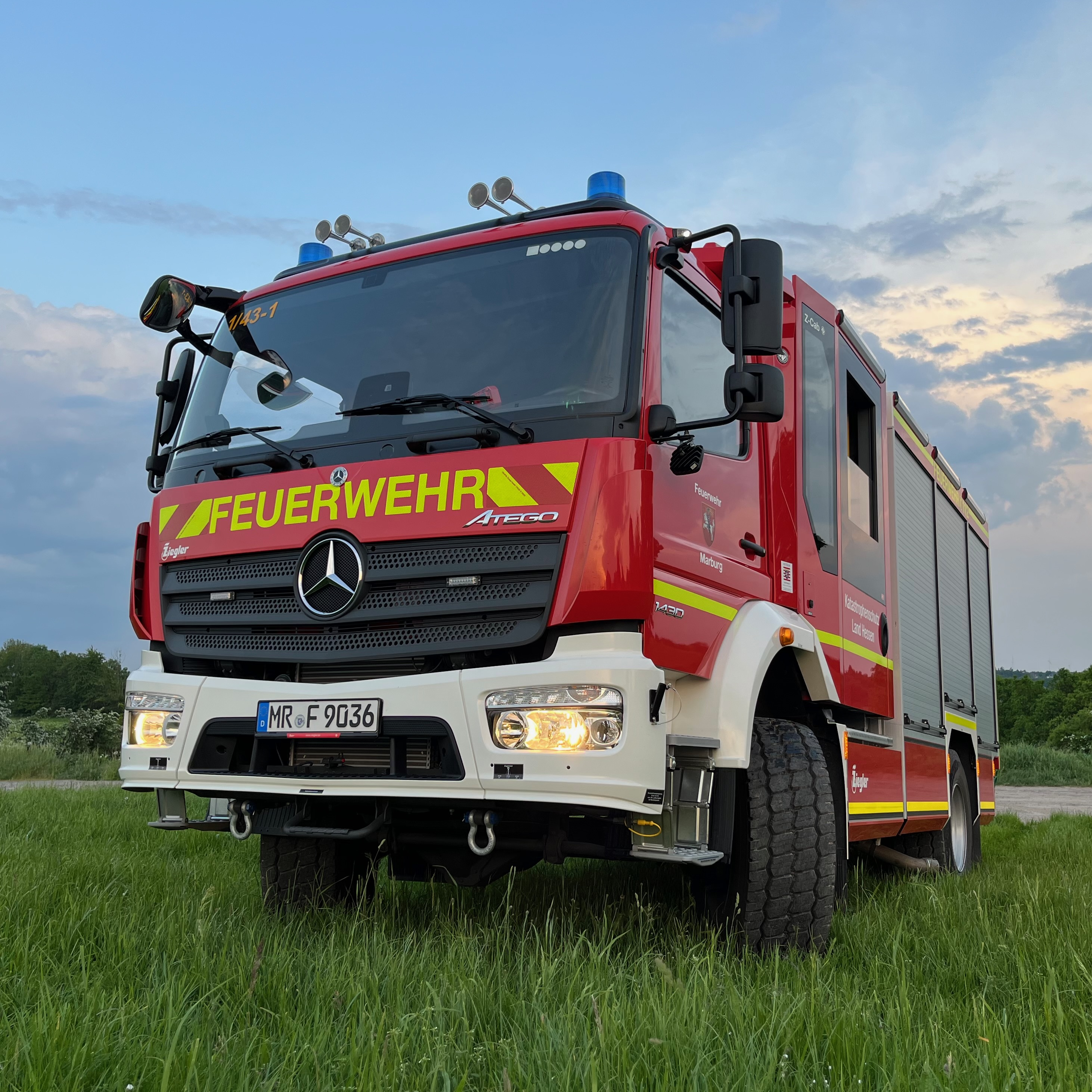 Löschfahrzeug der Feuerwehr auf einer Wiese